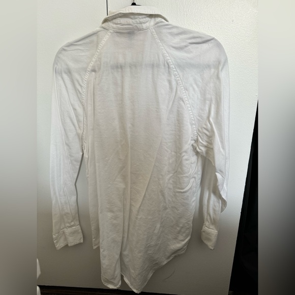 White long sleeve button down. Never worn. Size xs. Universal threads. - Picture 2 of 3